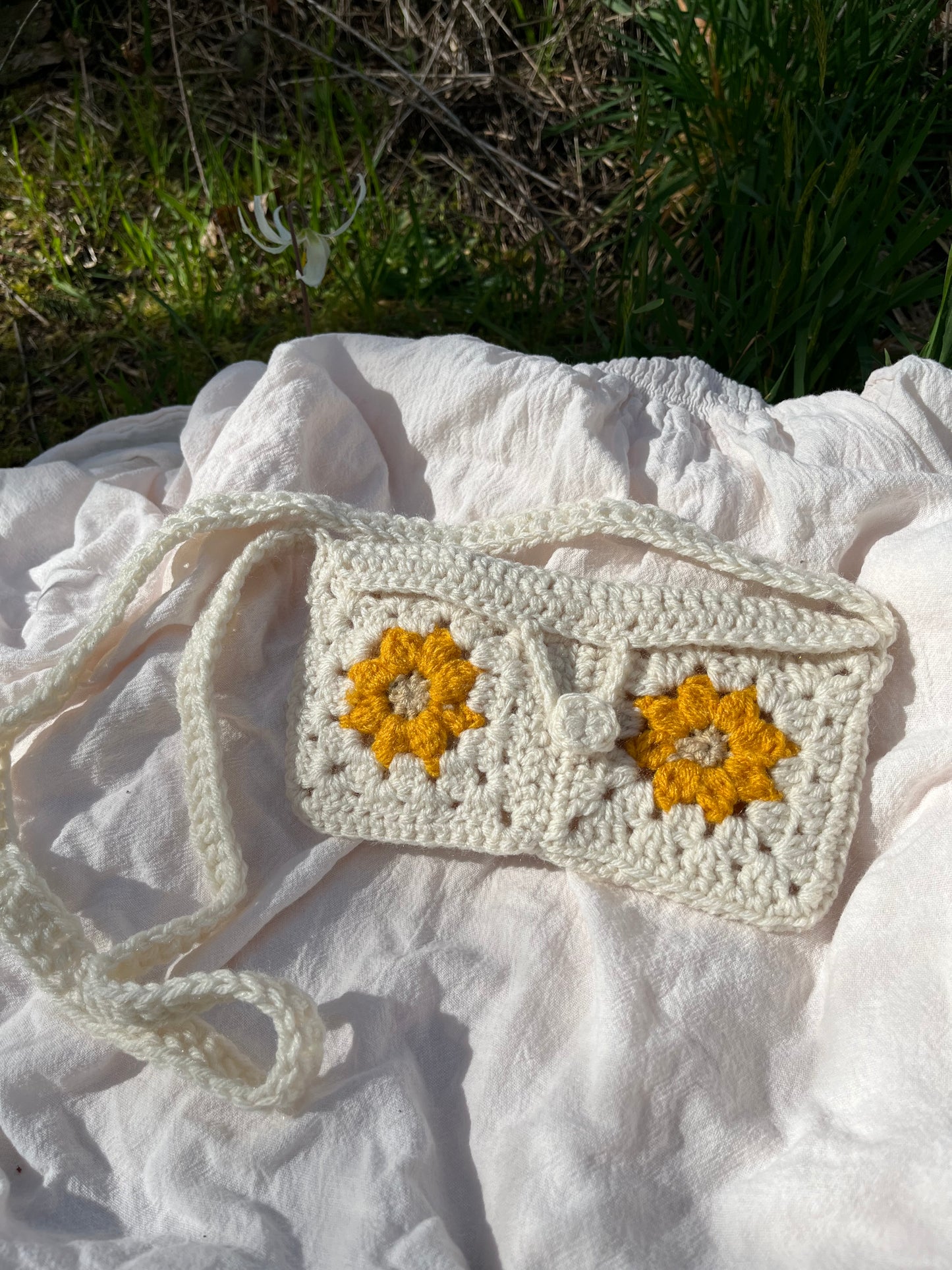 Crochet Daisy Clutch