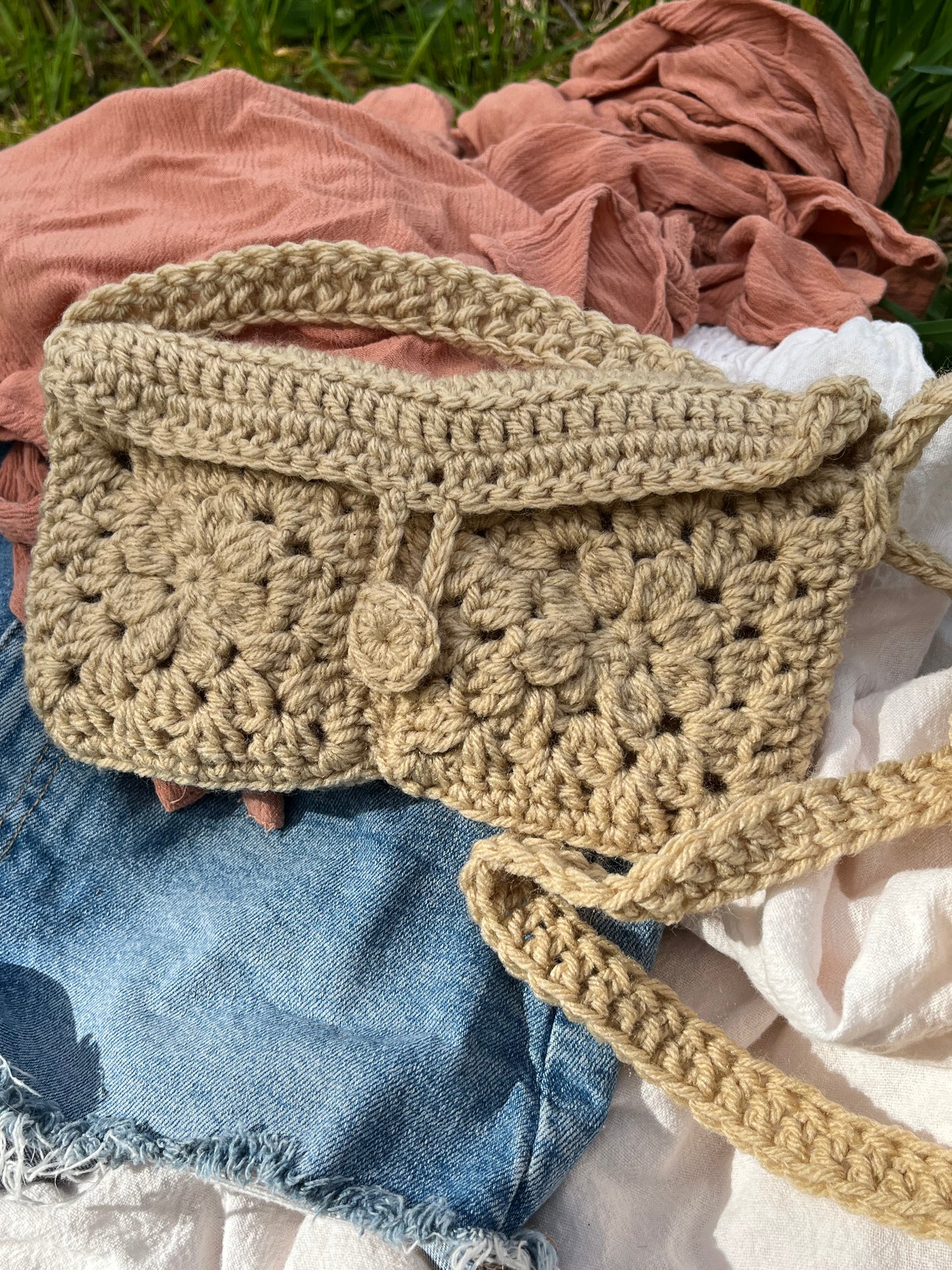 Crochet Daisy Clutch