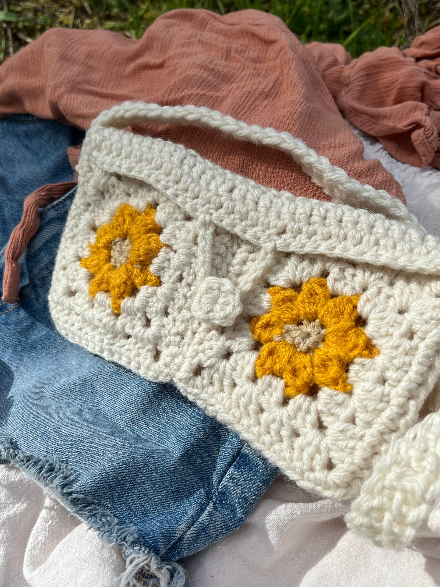 Crochet Daisy Clutch